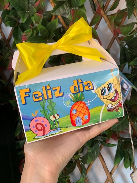 White gift box with Feliz dia message and cartoon characters